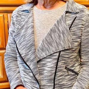 DEPT 222 Ladies Black and White Collared Zippered and Lined Jacket Preowned